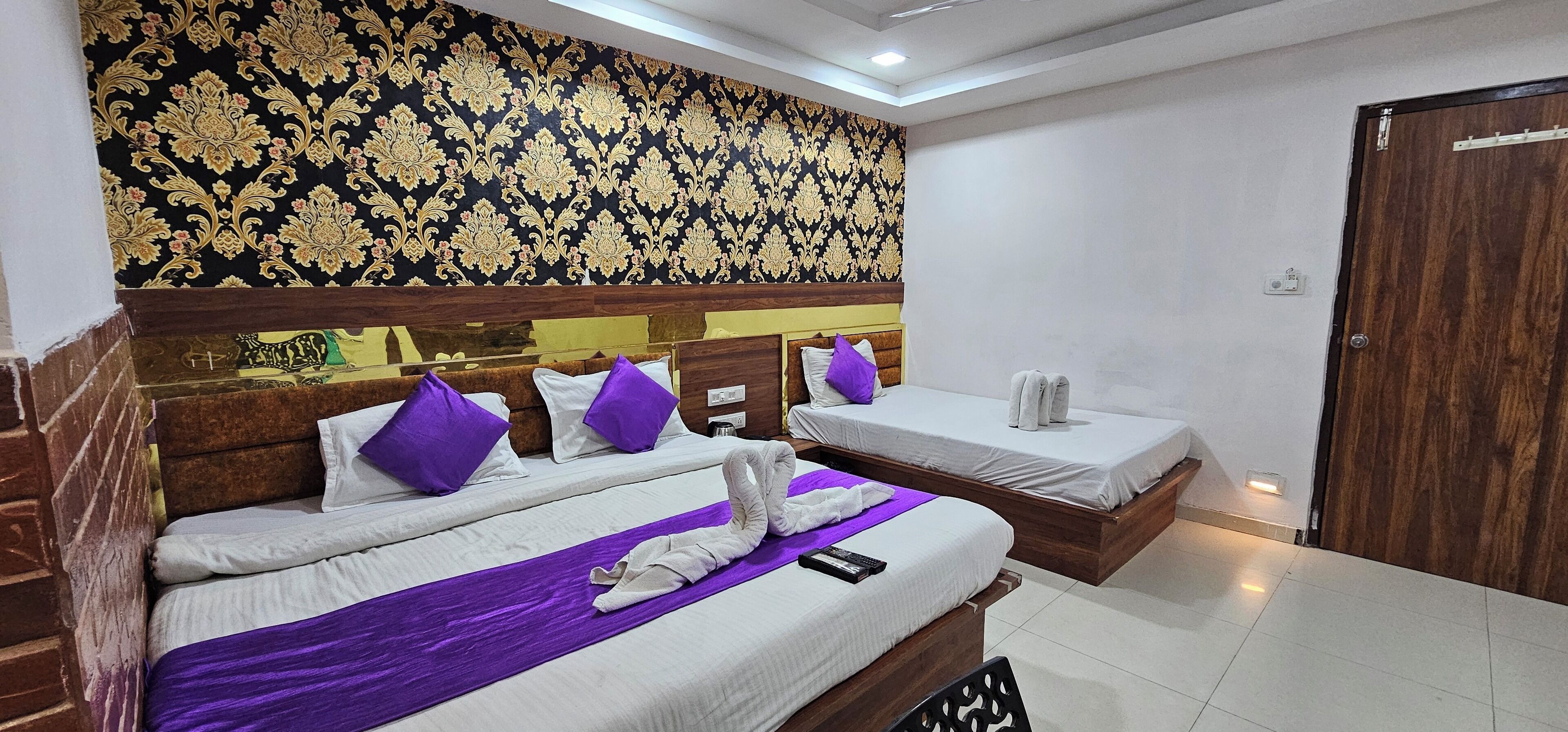 Deluxe dubbelrum - utsikt mot staden | Skrivbord, arbetsyta för laptop, strykjärn/strykbräda och gratis wi-fi