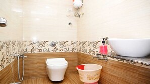 A bathroom with a toilet, a bathtub, and a shower. - Hotel Paradise (Ahmedabad)