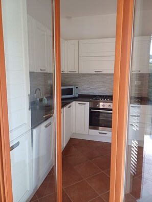 Micro-ondes, four, plaque de cuisson, lave-vaisselle