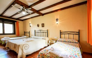 6 bedrooms, travel cot, free WiFi - Gorgeous home in Jimera de Libar (Jimera de Libar)