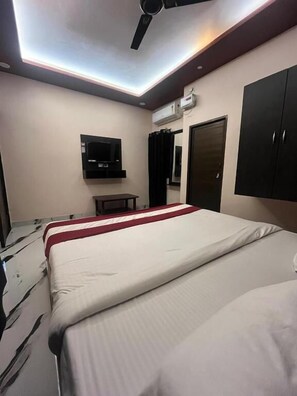 Desk, laptop workspace, free WiFi - Hotel Shivmanglam  (Varanasi)