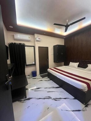 Desk, laptop workspace, free WiFi, bed sheets - Hotel Shivmanglam  (Varanasi)