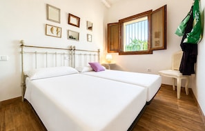 3 bedrooms, iron/ironing board, free WiFi