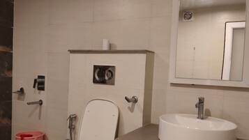 Deluxe Double Room | Bathroom | Shower, free toiletries, towels