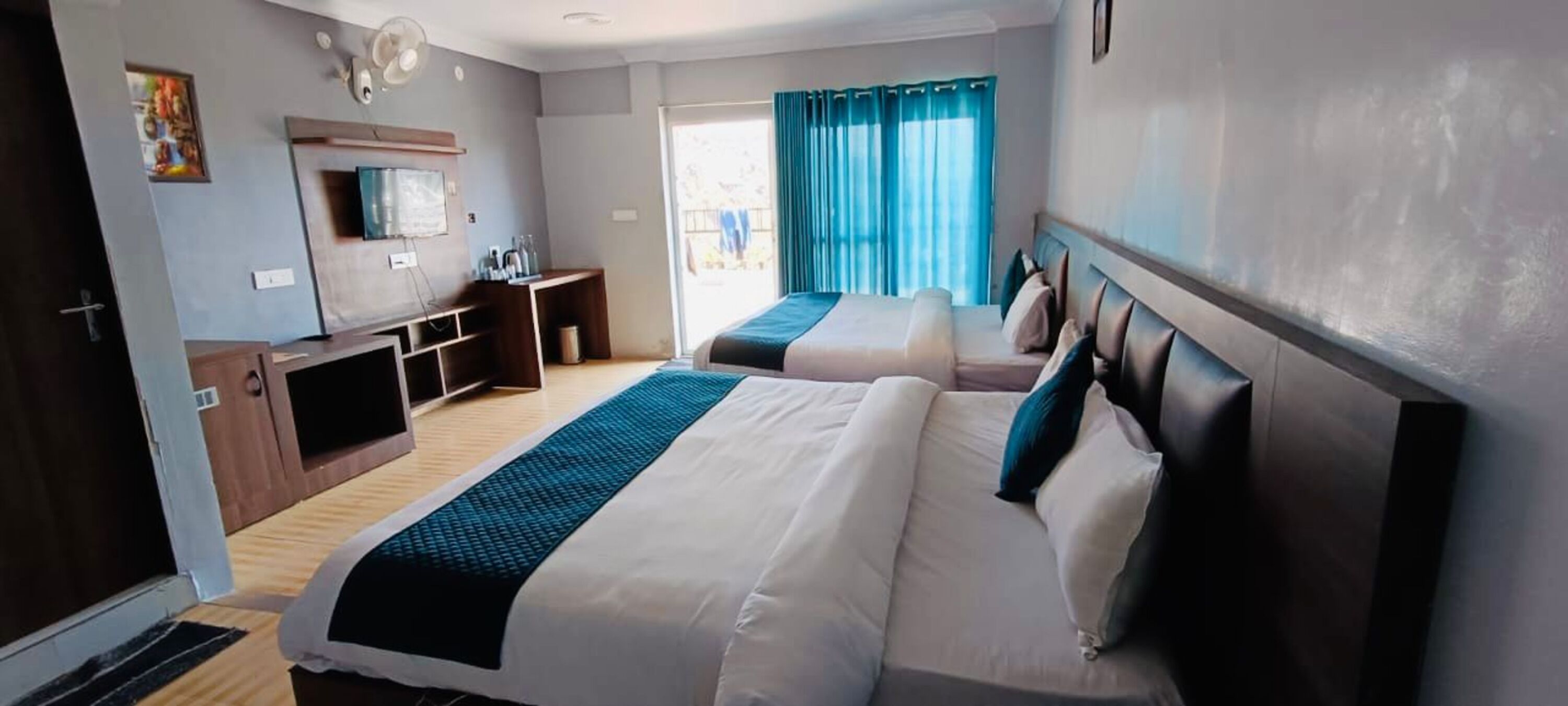 Neljän hengen perhehuone, vuoristonäköala | Työpöytä, äänieristys, silitysrauta/-lauta, ilmainen Wi-Fi