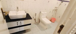 Superior Double Room, Mountain View | Bathroom - Hotel Haya Palace View King (Sukha)