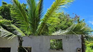 A wall with a sign that reads "LEAVE NOTHING BUT YOUR FOOT PRINTS ON THIS BEACH!" - Cozy & Safe Island Studio Suite (Garapan)