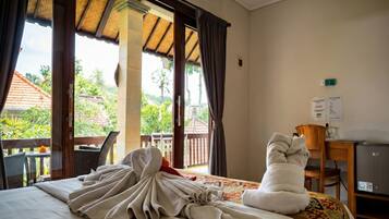 Desk, soundproofing, free WiFi