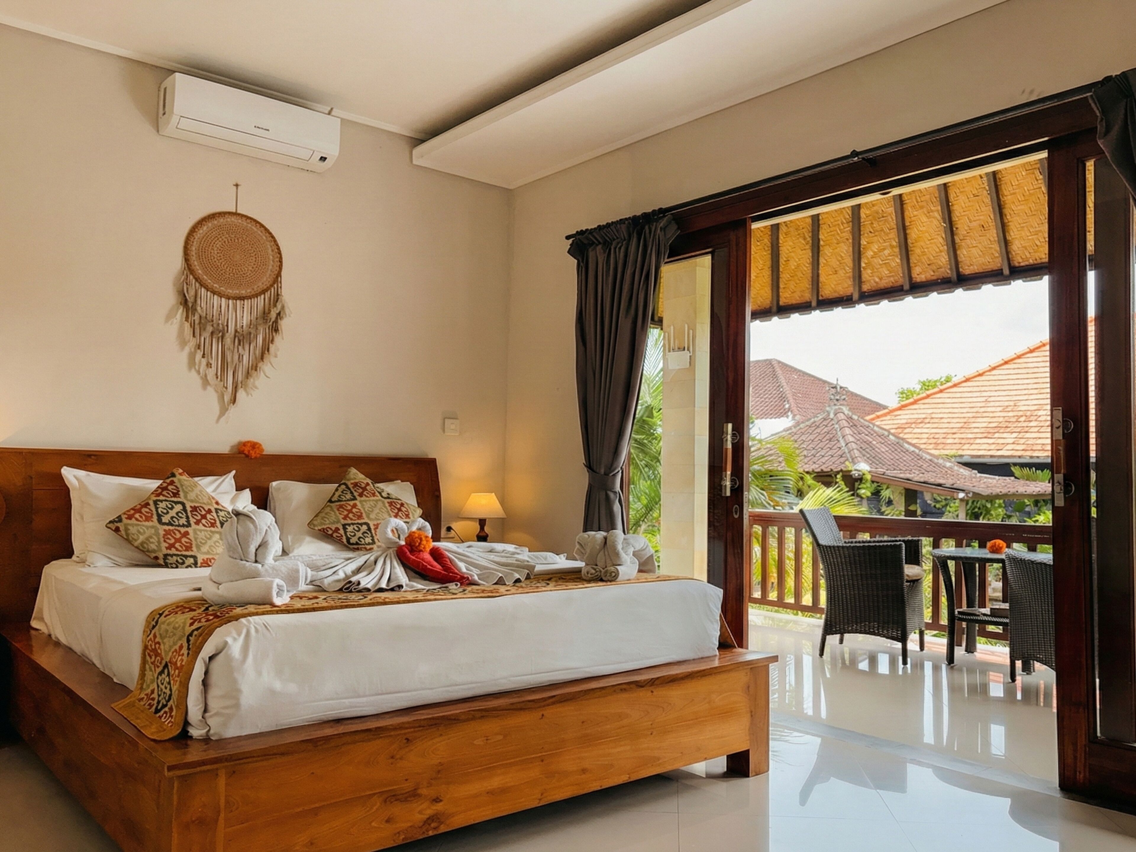 Desk, soundproofing, free WiFi