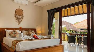 Desk, soundproofing, free WiFi