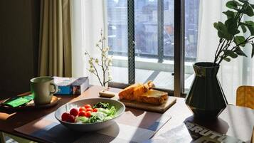 Double Room, Non Smoking, City View | Dining