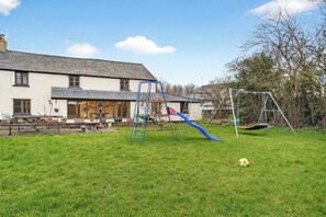 Children’s area - Historic 2-Bed Home in a 17th-Century Farmhouse (Saint Mellons)