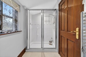 Shower, hair dryer, towels, shampoo - Historic 2-Bed Home in a 17th-Century Farmhouse (Saint Mellons)