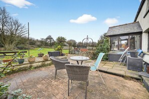Terrace/patio - Historic 2-Bed Home in a 17th-Century Farmhouse (Saint Mellons)