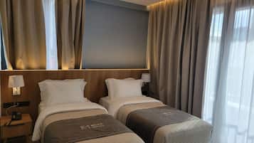 Phòng đôi hoặc 2 giường đơn, ban công | Minibar, két bảo mật tại phòng, bàn, màn/rèm cản sáng