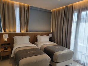 Minibar, in-room safe, desk, blackout curtains - Mece Hotel (Tirana)