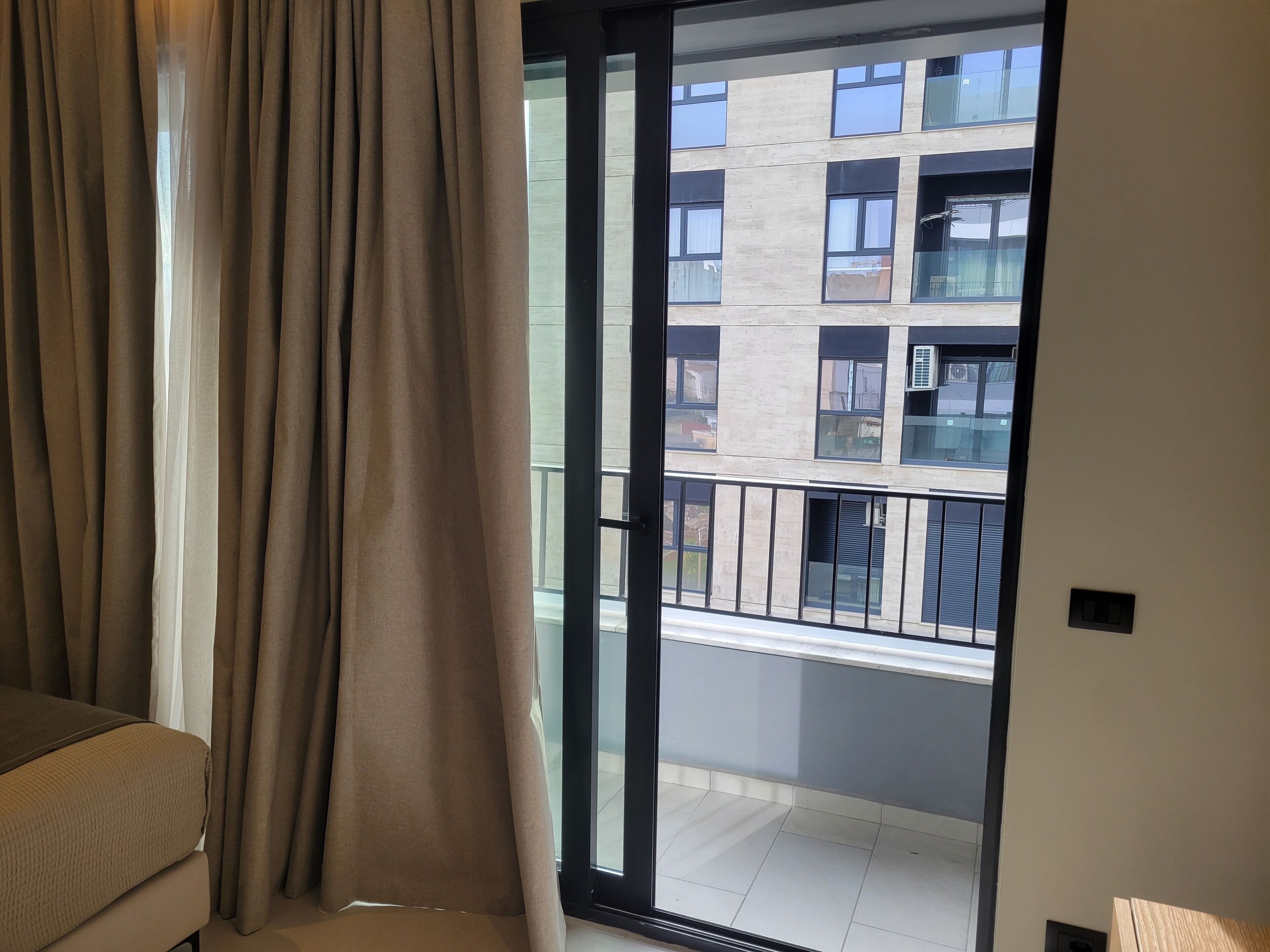 ห้องดับเบิลหรือทวิน, ระเบียง | ระเบียง