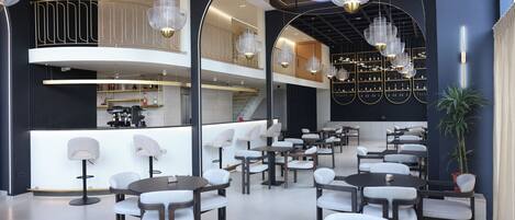 Un interior moderno con una barra central, diversas opciones de asientos y luminarias decorativas.