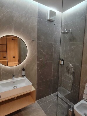 Kahden hengen superior-huone, parveke | Kylpyhuone | Suihku, hiustenkuivaaja, tohvelit, pyyhkeet