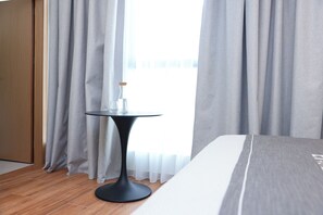 Minibar, in-room safe, desk, blackout curtains - Mece Hotel (Tirana)
