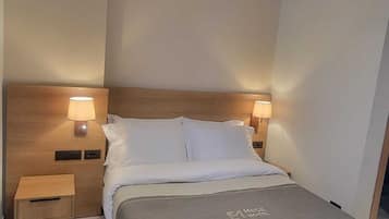 Minibar, safe på rommet, skrivebord og blendingsgardiner
