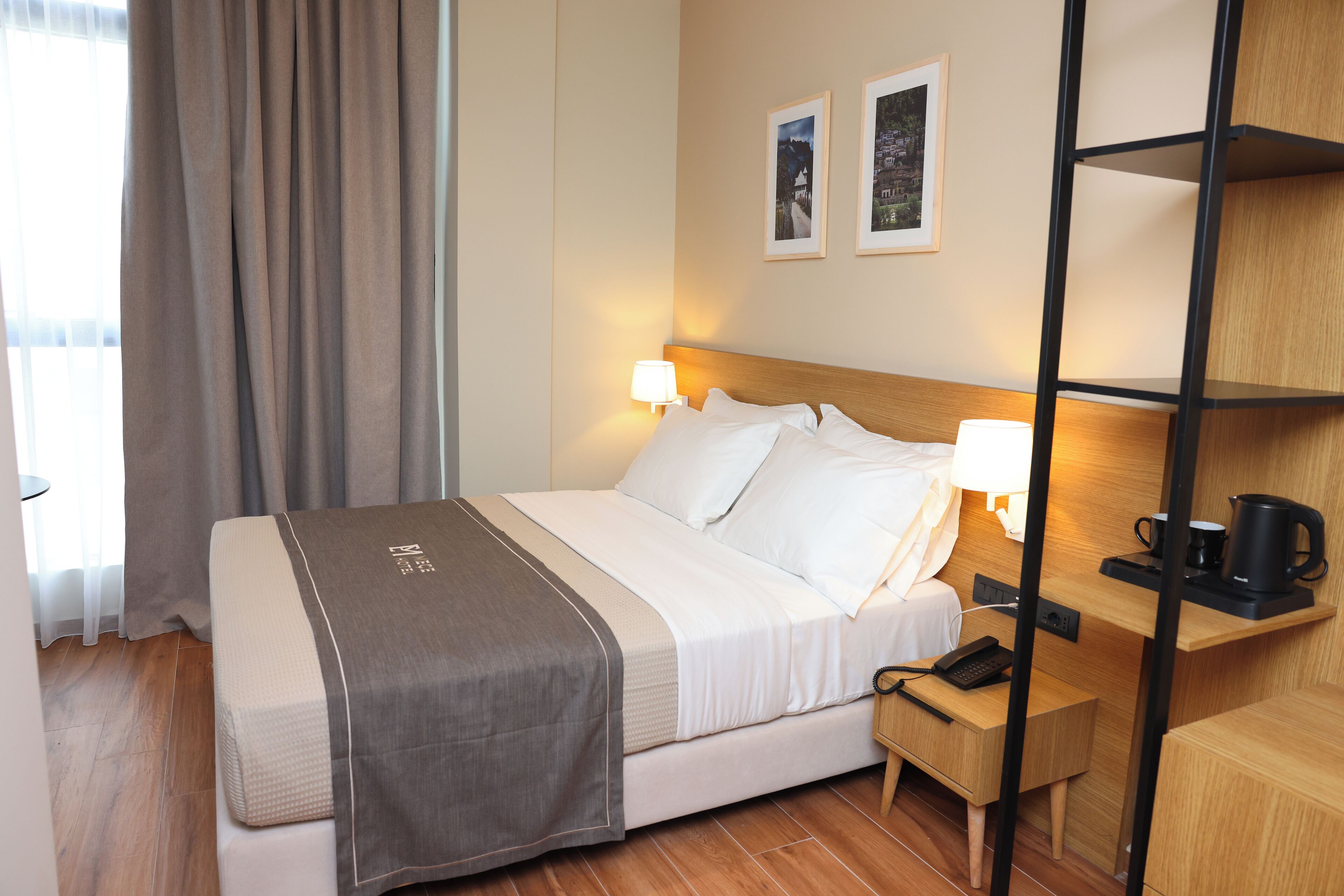 Kahden hengen huone (yksi tai kaksi sänkyä), parveke | Minibaari, tallelokero huoneessa, työpöytä, pimennysverhot