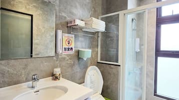 Chambre Familiale, vue ville | Salle de bain