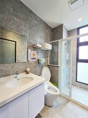 Chambre Familiale, vue ville | Salle de bain