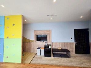 Habitación familiar, vista a la ciudad | Interior