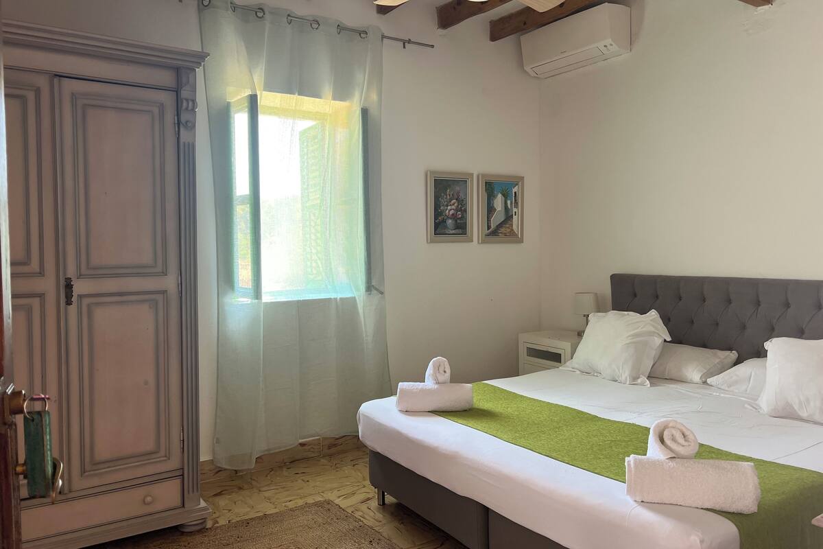 Comfort Double or Twin Room, 1 Queen Bed, Mountain View | Blackout drapes, iron/ironing board, free WiFi