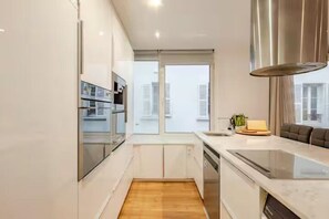 Microwave, oven, stovetop, dishwasher - LuxuryChamps-Élysées-Air conditioning-6Voyageurs-Design&Comfort (Paris)