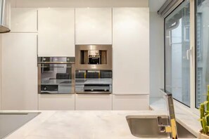 Microwave, oven, stovetop, dishwasher - LuxuryChamps-Élysées-Air conditioning-6Voyageurs-Design&Comfort (Paris)