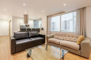 TV - LuxuryChamps-Élysées-Air conditioning-6Voyageurs-Design&Comfort (Paris)