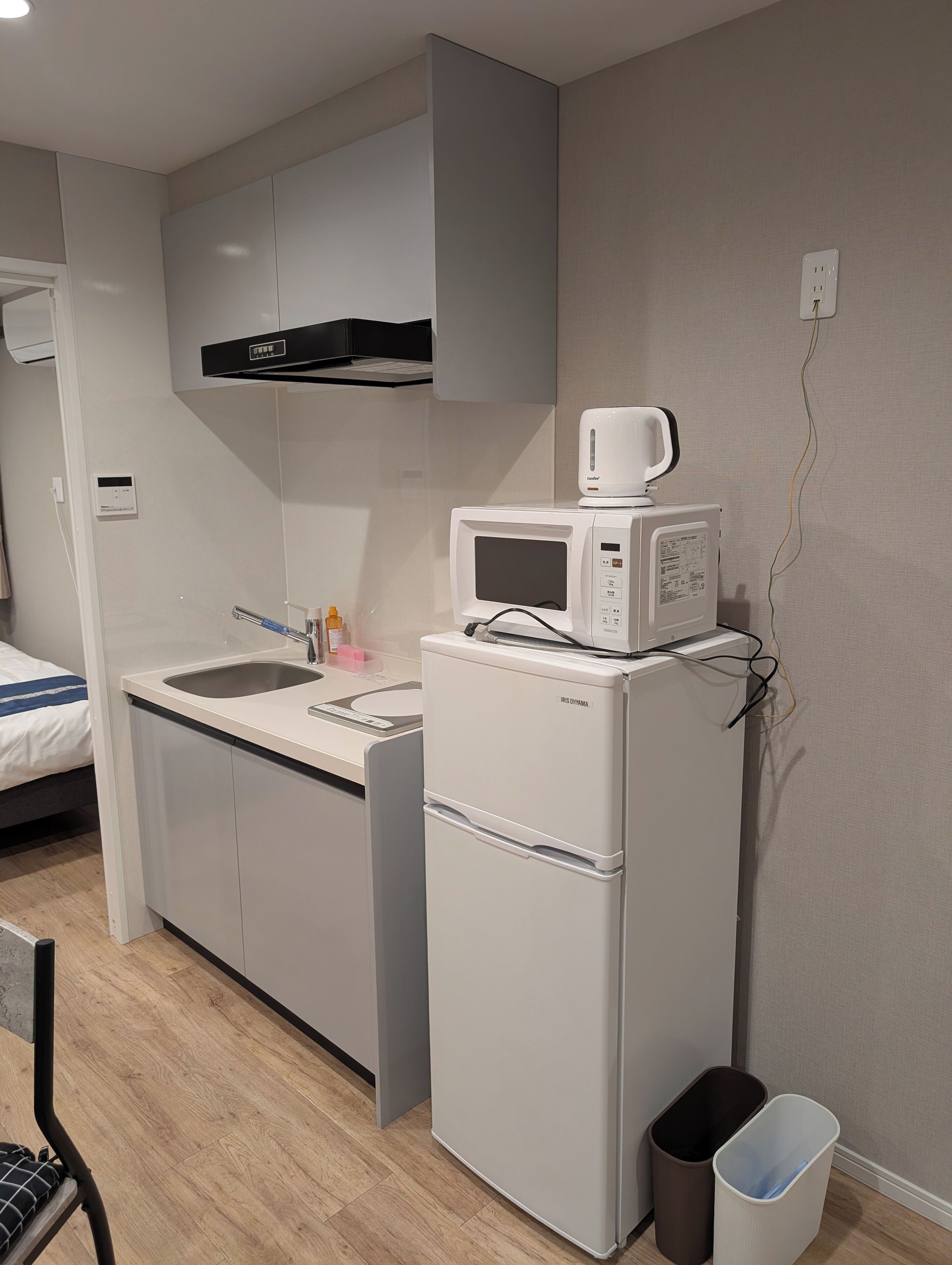 電子レンジ、電気ポット、調理器具と食器、ダイニングテーブル