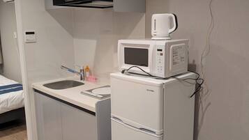 電子レンジ、電気ポット、調理器具と食器、ダイニングテーブル