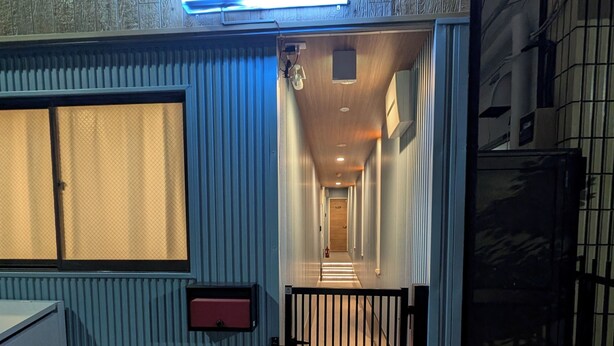 L’entrée d’un hôtel, avec une enseigne indiquant « Star Minami Senju ».