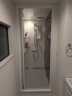 Chuveiro, secador de cabelo, bidê, toalhas de banho