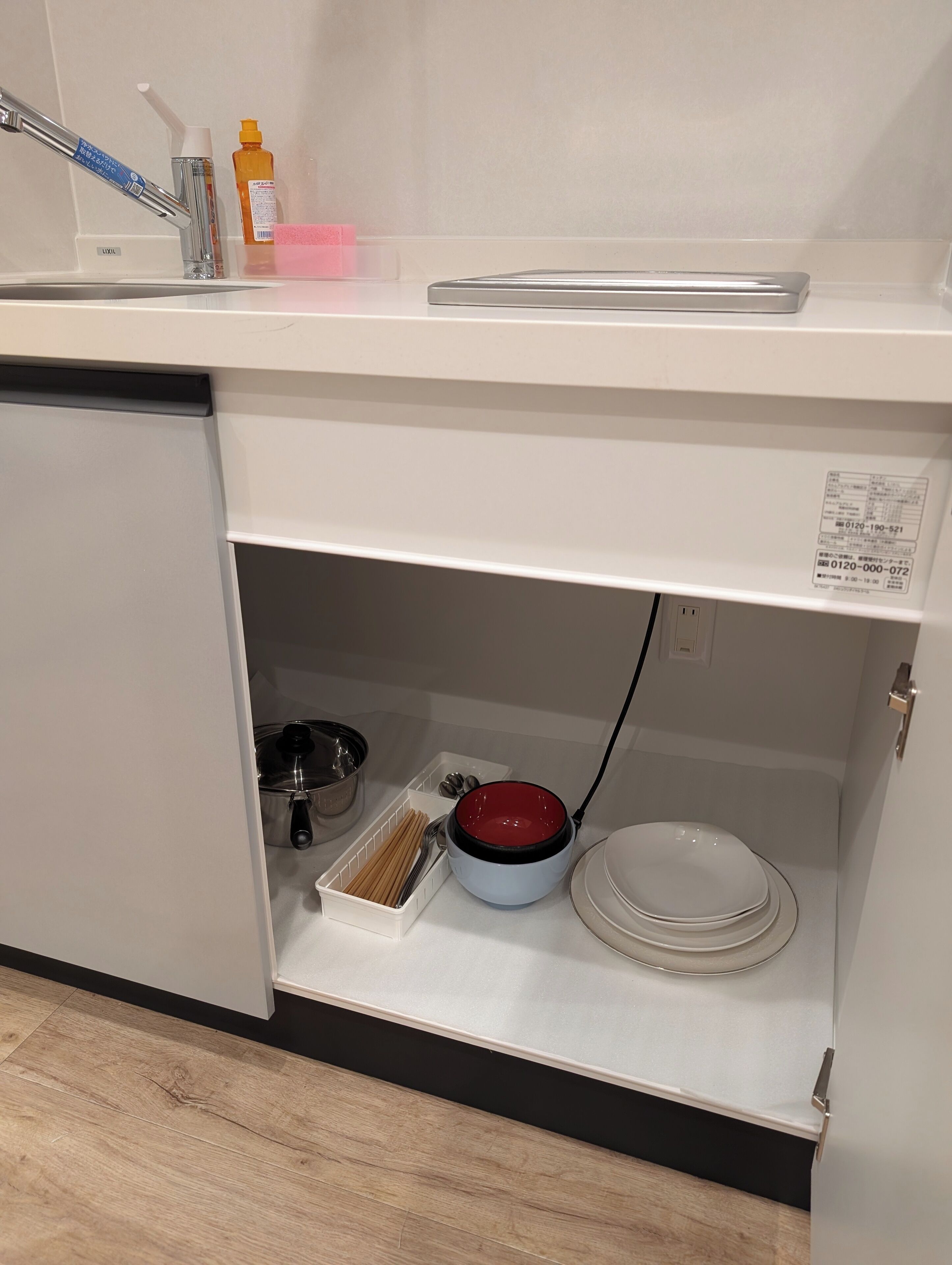 電子レンジ、電気ポット、調理器具と食器、ダイニングテーブル