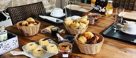 Tägliches inbegriffenes kontinentales Frühstück