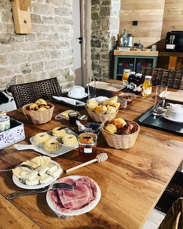 Free daily continental breakfast . L Hôtel Enfoncé Chambres et table d Hôte