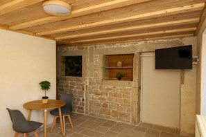 Deluxe Double Room | Dining - L Hôtel Enfoncé Chambres et table d Hôte (Le Val-d'Ajol)