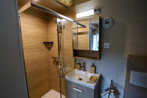 Chambre Double Classique, 1 grand lit, vue parc | Salle de bain | Douche, articles de toilette gratuits