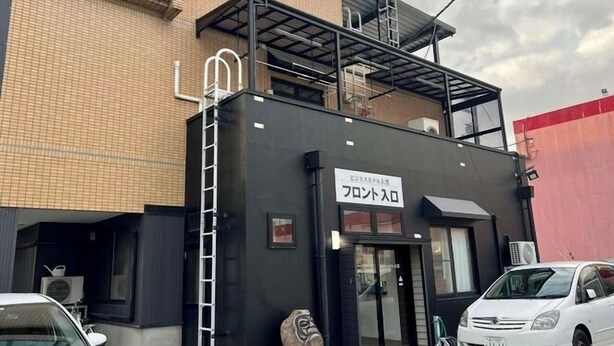 A building with a black facade and a sign reading "Front Entry". - Business Hotel Daikoku (Toyama)