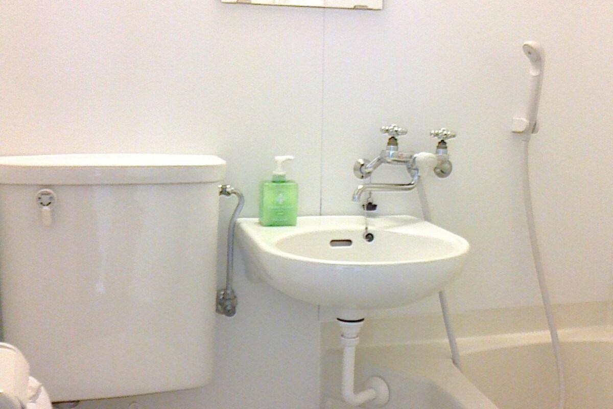 Un baño con inodoro, lavabo y bañera.