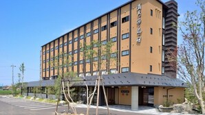A modern hotel building with a flat roof, multiple windows, and a sign in a foreign language. - Manten no Yu Michi no Yado (Hakusan)