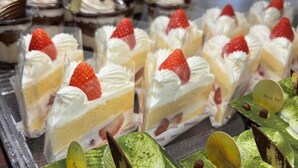 Une variété de desserts était présentée, notamment des gâteaux garnis de crème fouettée et de fraises.