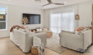 Smart TV, offices - Elegant Beachside Retreat with Luxurious Amenities (Tomakin)