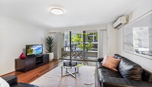 Smart TV, offices - Poolside 2-Bed Haven, Walk to City Centre (Pyrmont)
