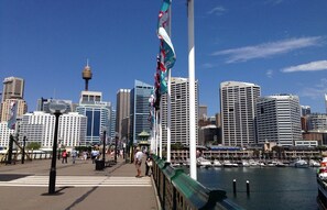 Marina - Poolside 2-Bed Haven, Walk to City Centre (Pyrmont)