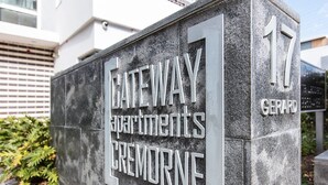 Señal de piedra con la inscripción 'Gateway Apartments Cremorne' y el número '17', indicando la dirección del edificio.